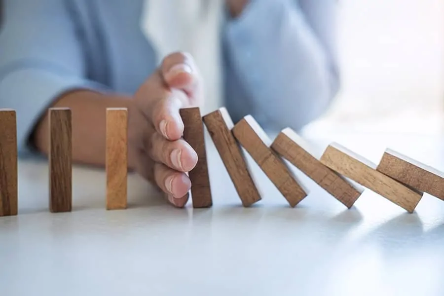 Risk and Strategy in Business, Image of hand stopping falling co procedura de preinsolvență